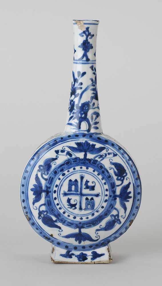 Bottle with coat of arms, porcelain painted with cobalt blue under a transparent glaze, circa 1590-1630, Ming dynasty (1368-1644), height 30.5 cm, R Albuquerque Collection