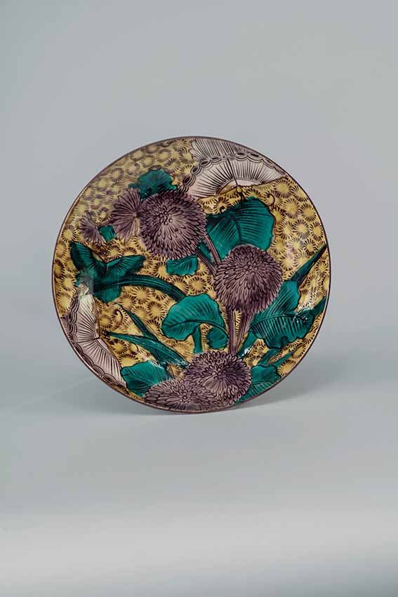 Large dish with chrysanthemums and butterflies, Hizen ware, Aode-Kokutani type: porcelain with coloured enamels, Edo period, circa 1650, diam. 34.6 cm, Sebastian Izzard