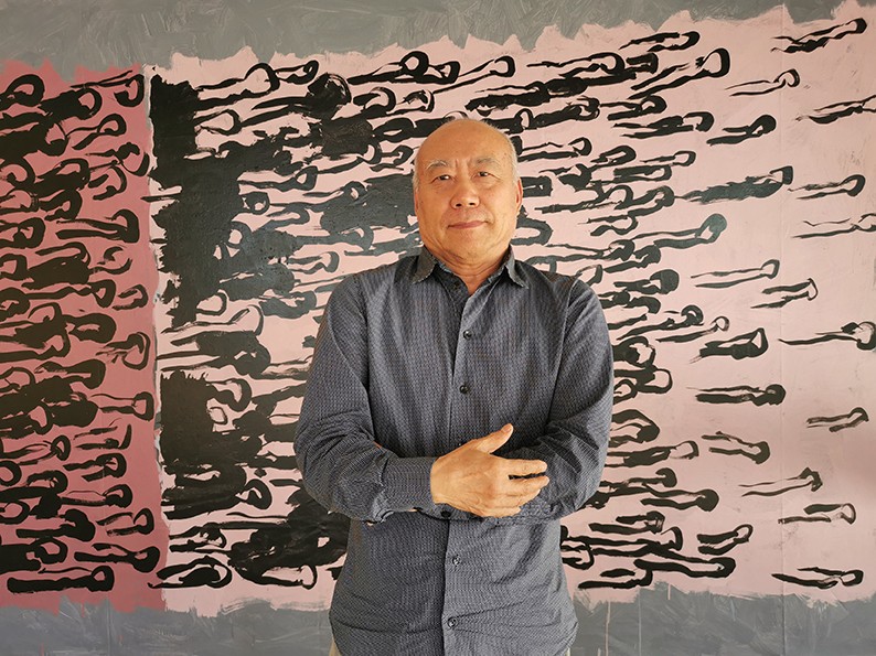 Li Shan in front of a work in progress from his Reading series, at his Lingang New City studio, an aspiring satellite city of Shanghai, in May 2019. Photo by Michael Young