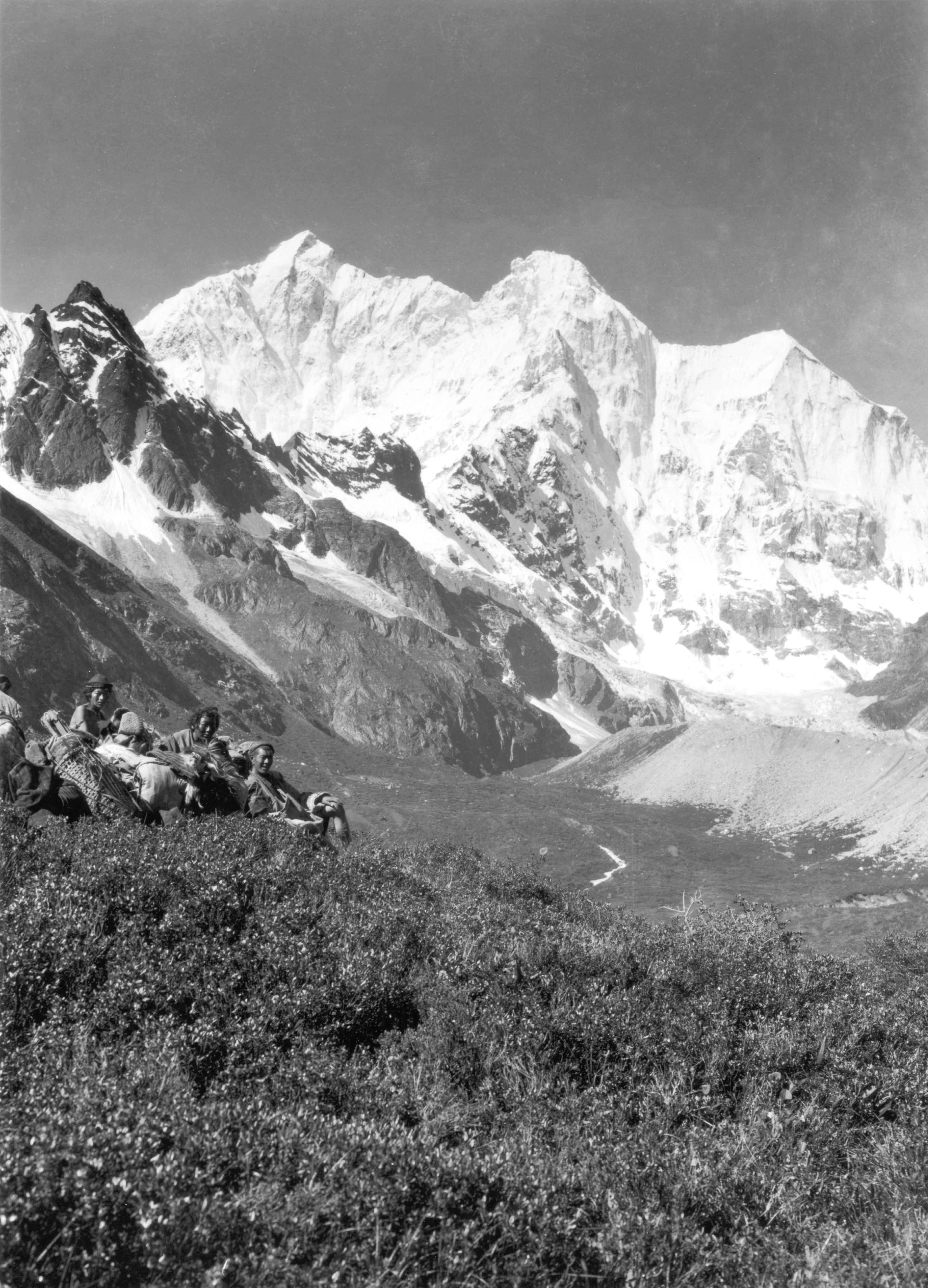 History of Mount Everest: Nepalese on Chomo Lonzo Mountain
