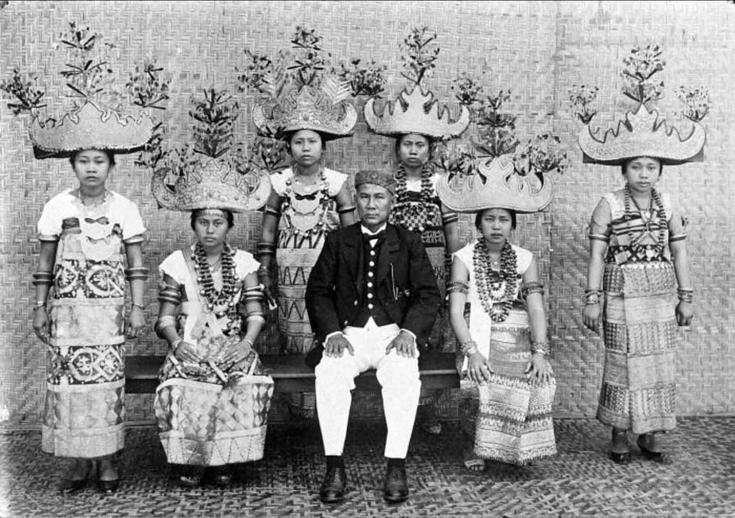 Members of an elite family in Lampung, Sumatra, 1922. Collection Nationaal Museum van Wereldculturen. Coll. No. ™-60035000. Southeast Asian Textiles