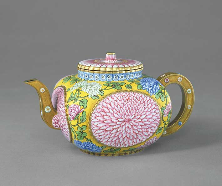 Chrysanthemum teapot, enameller: Joseph Coteau (French, 1740–1812); gold pot: Jean Daniel Doerffer (French, active about 1780s), 1783, painted enamels on gold core, The Palace Museum © The Palace Museum